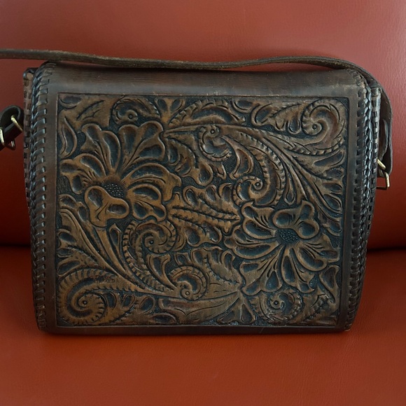 Vintage 1960’s hand tooled floral embossed leather purse. Brass Hardware. - Picture 4 of 12